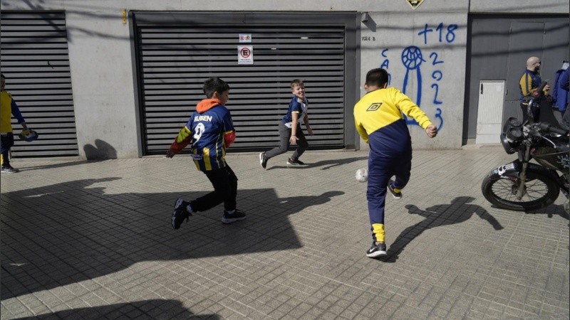 Abrieron las puertas del Estadio Gigante de Arroyito y así se vivía la previa al clásico.