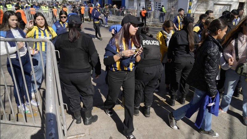 Abrieron las puertas del Estadio Gigante de Arroyito y así se vivía la previa al clásico.