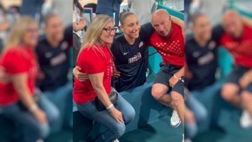 Diana Taurasi junto a su papá, Mario, criado en Rosario, y su mamá Liliana, de la ciudad.