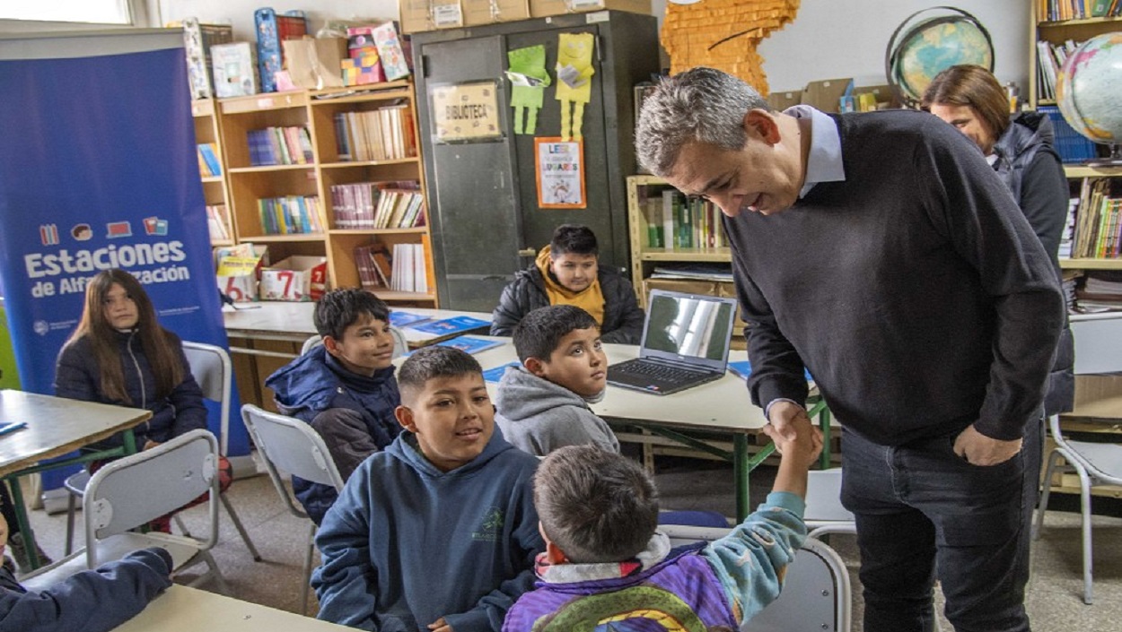 Javkin visitó la escuela N° 1.318, donde se comenzó a aplicar este dispositivo.