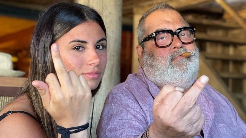 Lola junto a su padre, Jorge Lanata.