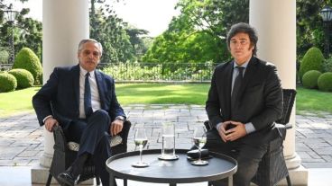 Caras de pocos amigos, en el encuentro que Fernández y Milei tuvieron en Olivos antes del recambio presidencial.