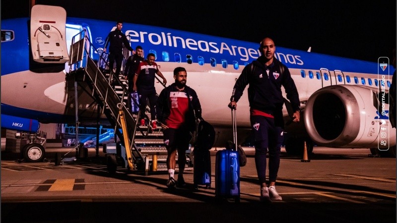 El plantel de Fortaleza aterrizó en el Aeropuerto Internacional de Rosario el lunes a la noche.