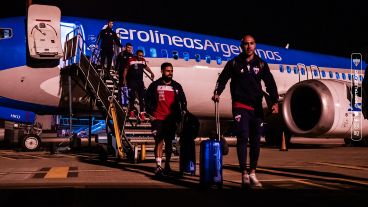 El plantel de Fortaleza aterrizó en el Aeropuerto Internacional de Rosario el lunes a la noche.