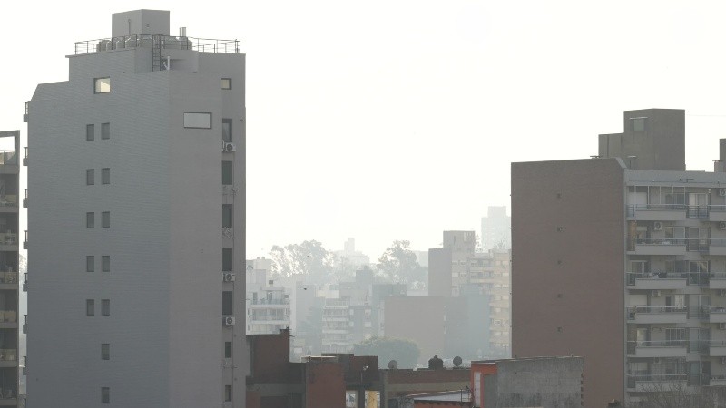 Visibilidad reducida en la ciudad, además del olor a quemado.