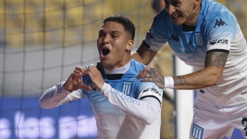 Juanfer Quintero hizo el segundo de Racing en Chile.