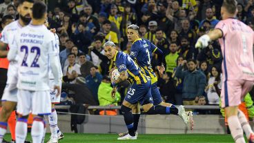 Sández y Copetti van a apurar el reinicio tras el gol del empate.