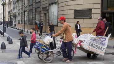 En tanto, el 39,5% no vive en un lugar digno con los servicios básicos como agua potable, cloacas o descarga en el inodoro.