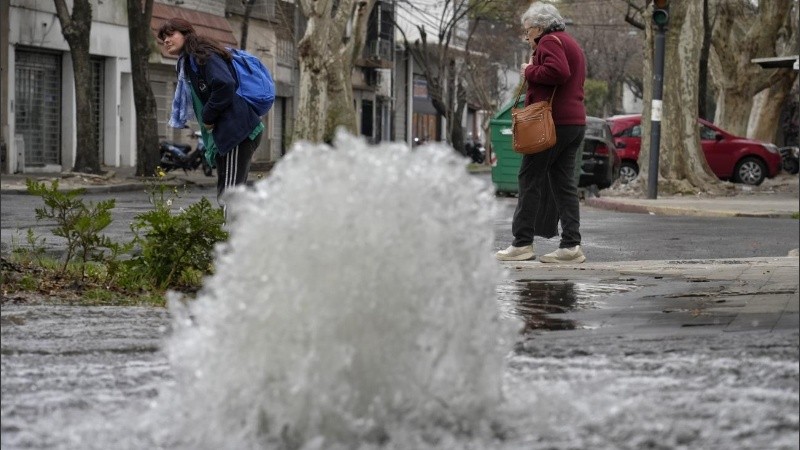 Afortunadamente, según indicaron las personas que viven allí, la presión del agua de las viviendas del barrio “no se vio afectada”.