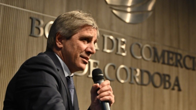 Luis Caputo participó en un evento organizado por la Bolsa de Comercio de Córdoba.