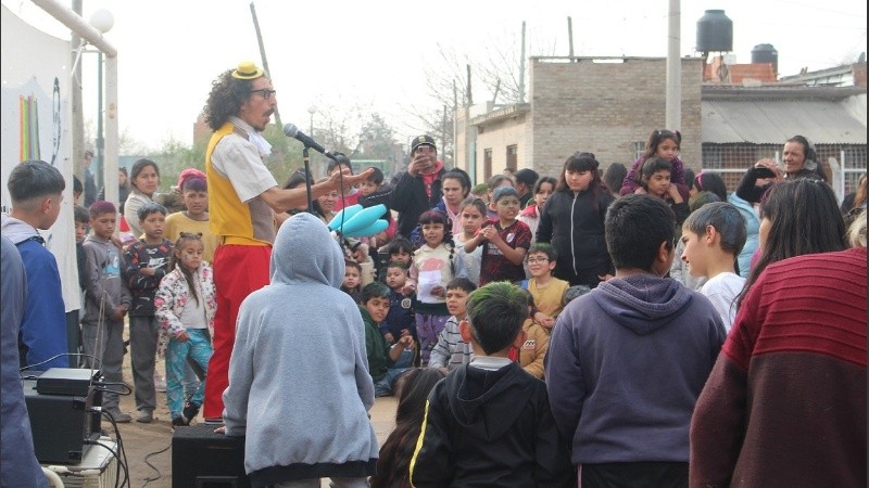 Los niños disfrutaron de shows con animadores y pintaron en atriles durante la tarde del viernes.