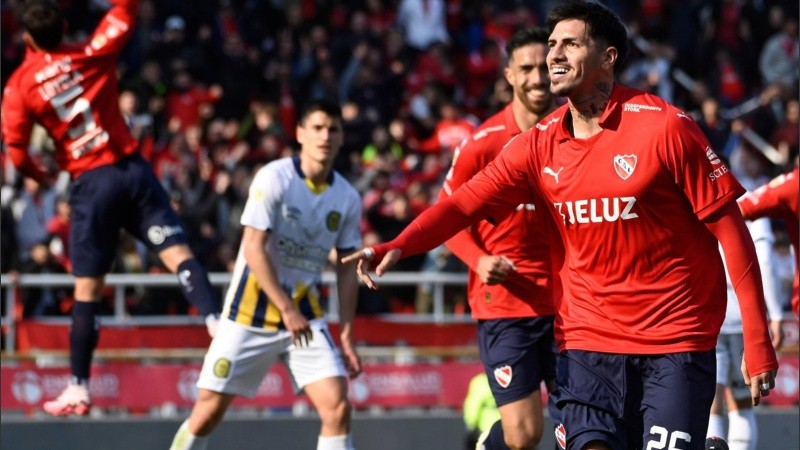 Lomónaco convirtió el 1-0 para Independiente en el primer tiempo.