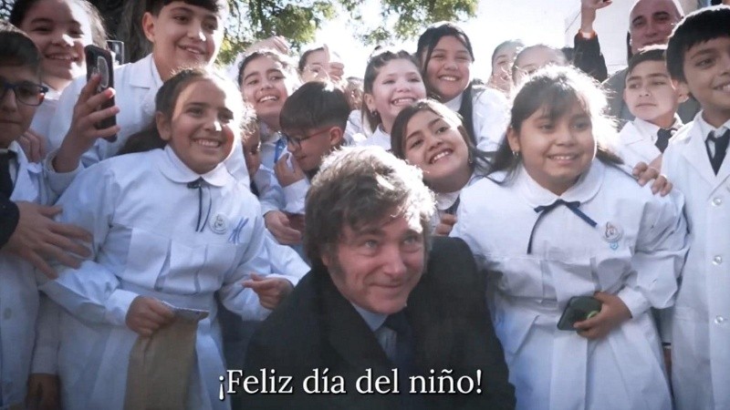 El presidente Javier Milei cierra el clip de la Casa Rosada por el Día del Niño.