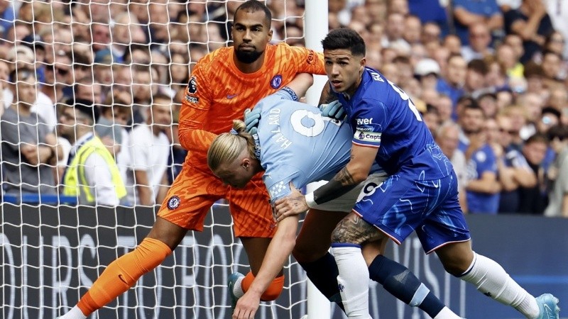 Enzo sujeta a Haaland, autor del primer gol en Stamford Bridge.