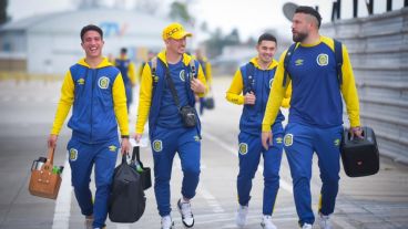 El capitán Jorge Broun encabeza el plantel canalla antes de subirse al avión.