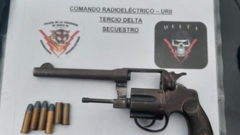 El arma secuestrada en una casa lindera a donde se produjo la gresca.