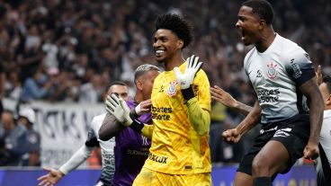 Hugo Souza, el arquero de Corinthians, tras ganar la serie por penales.