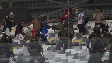 Los hinchas de San Lorenzo chocan contra la policía de Brasil.