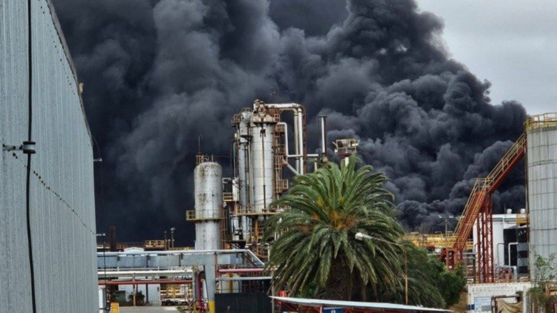 El fuego arreció en un caño que transporta petróleo a refinar.