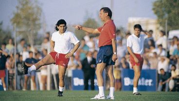 Carlos Bilardo, entrenador del Sevilla, da instrucciones a Diego Maradona en una imagen de archivo de 1992.