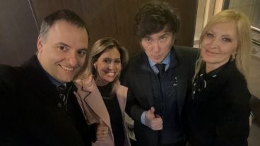 Milei junto a su pareja "Yuyito" González, el vocero Adorni y la diputada Diez.