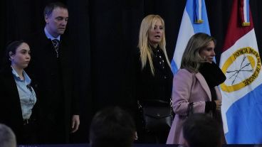 Manuel Adorni , "Yuyito" González y Romina Diez en la Bolsa de Comercio.