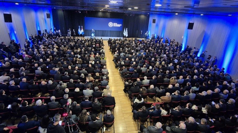 Casi mil personas ayer colando las instalaciones de la Bolsa para el acto por el 140 aniversario