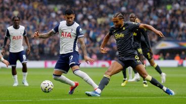 Cuti Romero cumplió 100 partidos con la camiseta del Tottenham y marcó en la goleada frente al Everton.