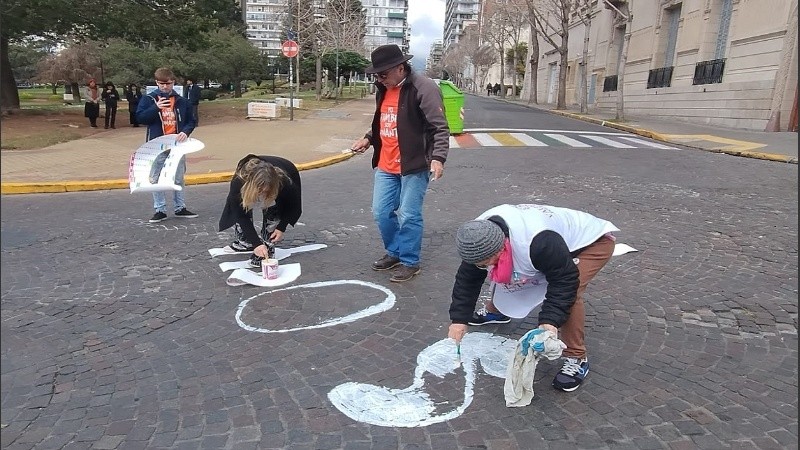 La intervención con letras grandes de color blanco en la esquina frente al Monumento y el Concejo.