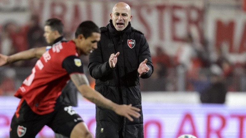 El Gallego Méndez alienta a Velázquez en el partido entre Newell's y River.