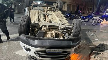 El auto volcado en Lagos y Zeballos.