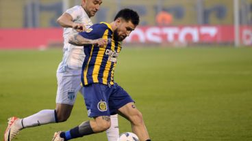 Jonathan Gómez, uno de los volantes titulares de Central frente al Decano.