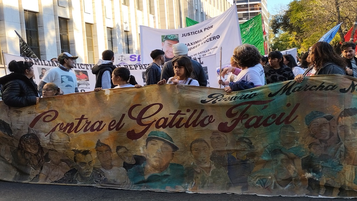 Los familiares de víctimas de gatillo fácil partieron desde el Tribunal hasta la plaza frente a la sede de Gobierno.