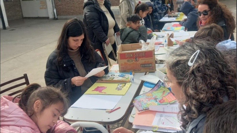 Desde Alfabetización Santa Fe organizan una jornada de celebración con niños y niñas que están siendo alfabetizados.