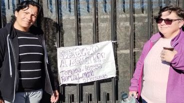 Mujeres encabezan una fila en el camping de zona sur junto a un cartel que indica cuántas personas son las que deben ingresar al predio.