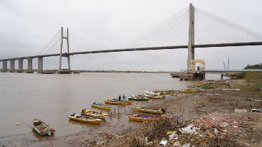 "Está bajo el río, entonces el pescado dispara y no está saliendo", advierten pescadores.