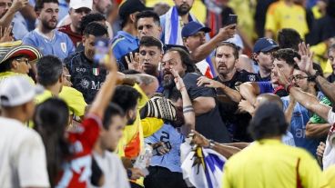 Una imagen de los incidentes en las tribunas del estadio Bank of America, en Charlotte.