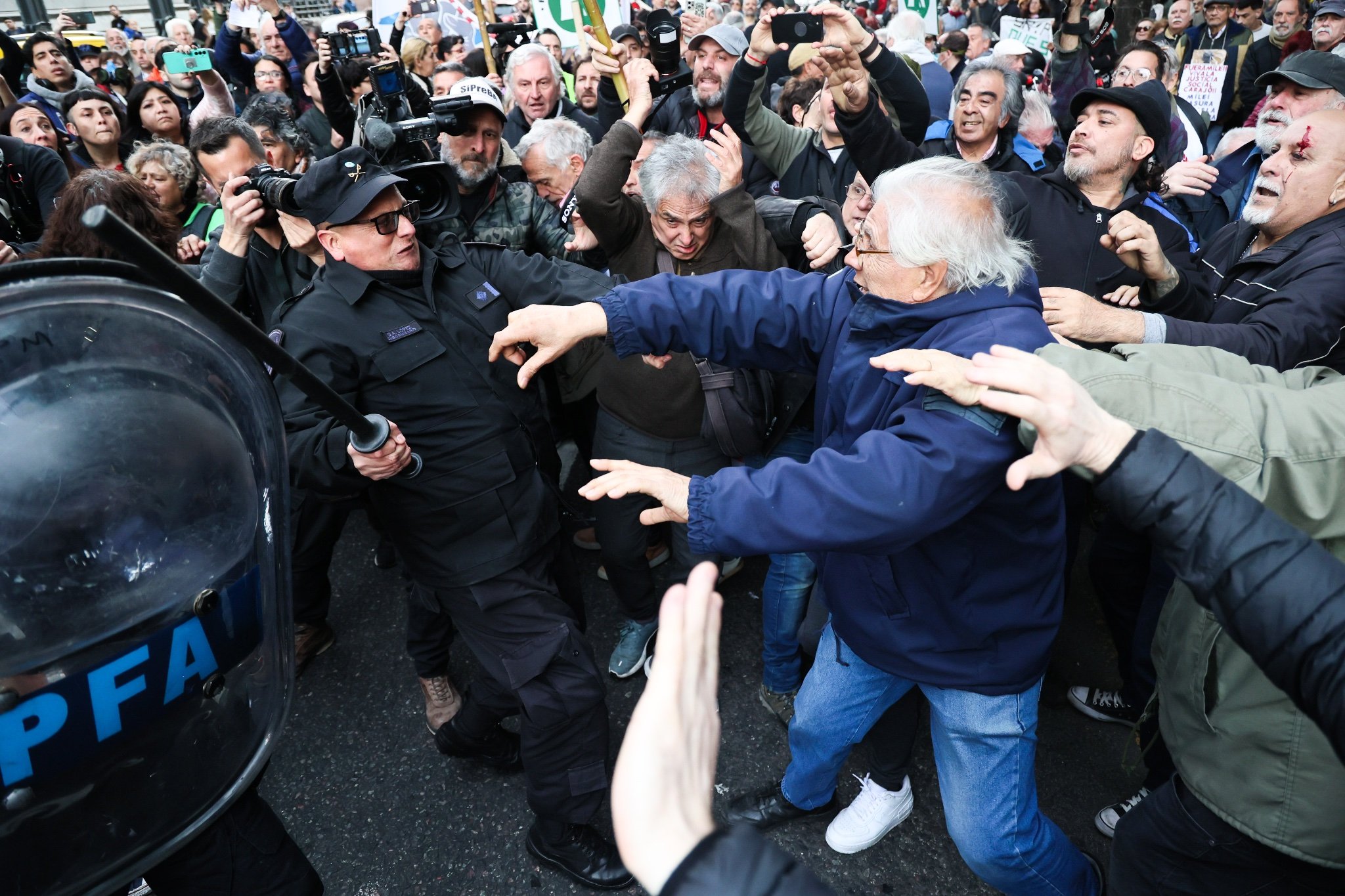 La policía reprimió a los jubilados en la marcha de este miércoles.