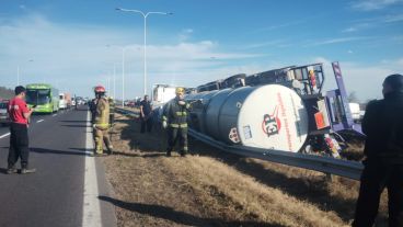 El transporte y su acoplado terminaron tumbados en el cantero central.