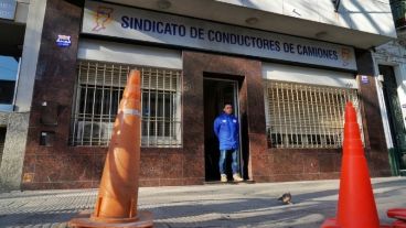 La sede del Sindicato de Camioneros tuvo un mensaje de Los Monos el año pasado.