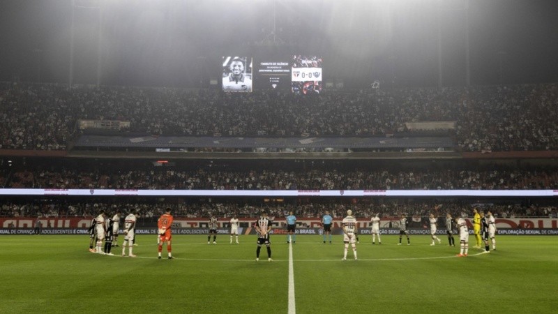 Minuto de silencio por el jugador uruguayo.