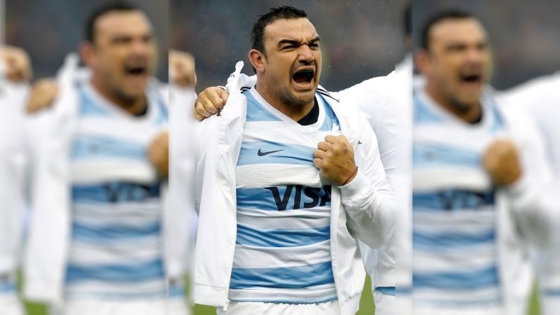 El primera línea argentino debutó con Los Pumas el 23 de abril de 2005.