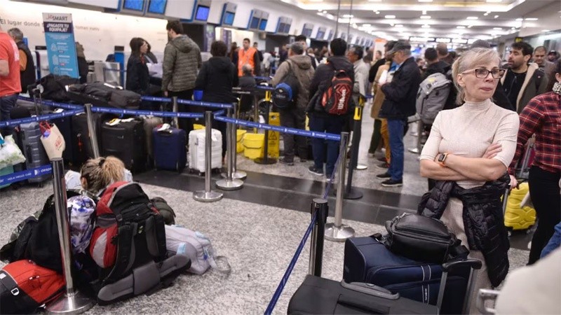 El Gobierno nacional anunció acciones disciplinarias y sanciones para los trabajadores aeronáuticos que hicieron paro.