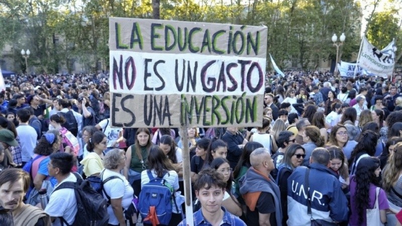 Los docentes se movilizan para expresar al Senado que trate la Ley de Financiamiento.