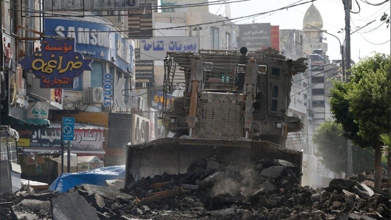 Una imagen de cómo quedó una de las principales calles comerciales de Jenin, en la Franja de Gaza, tras el quinto día de ataques del Ejército israelí.