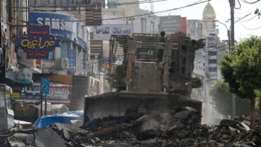 Una imagen de cómo quedó una de las principales calles comerciales de Jenin, en la Franja de Gaza, tras el quinto día de ataques del Ejército israelí.