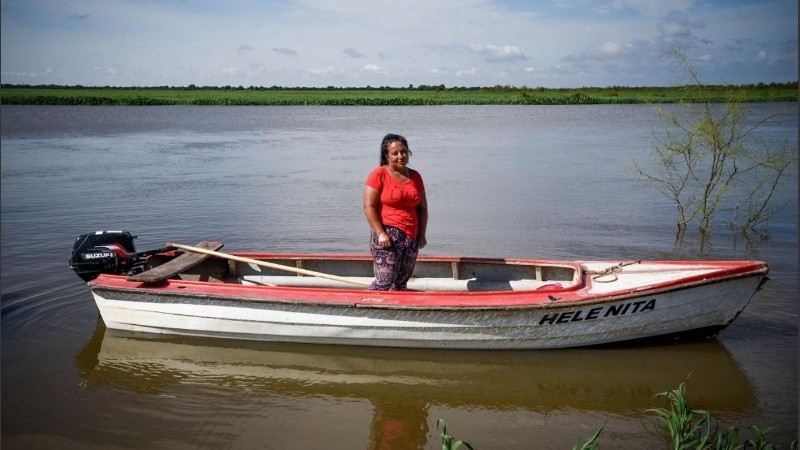 Natalia es isleña, y de lunes a viernes lleva a sus hijos en canoa hasta la escuela primaria flotante. Es una de las voces de 