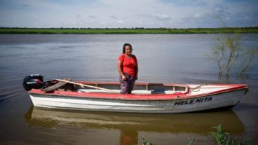 Natalia es isleña, y de lunes a viernes lleva a sus hijos en canoa hasta la escuela primaria flotante. Es una de las voces de "Paraná Extremo".