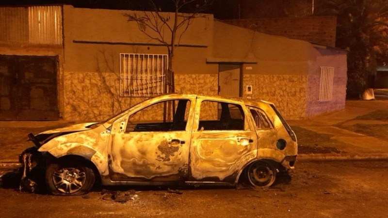 Así quedó el vehículo incendiado.