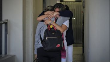 Parte de la familia de Thiago cuando el chico ingresó al sanatorio Parque de Rosario, el lunes a la tarde.